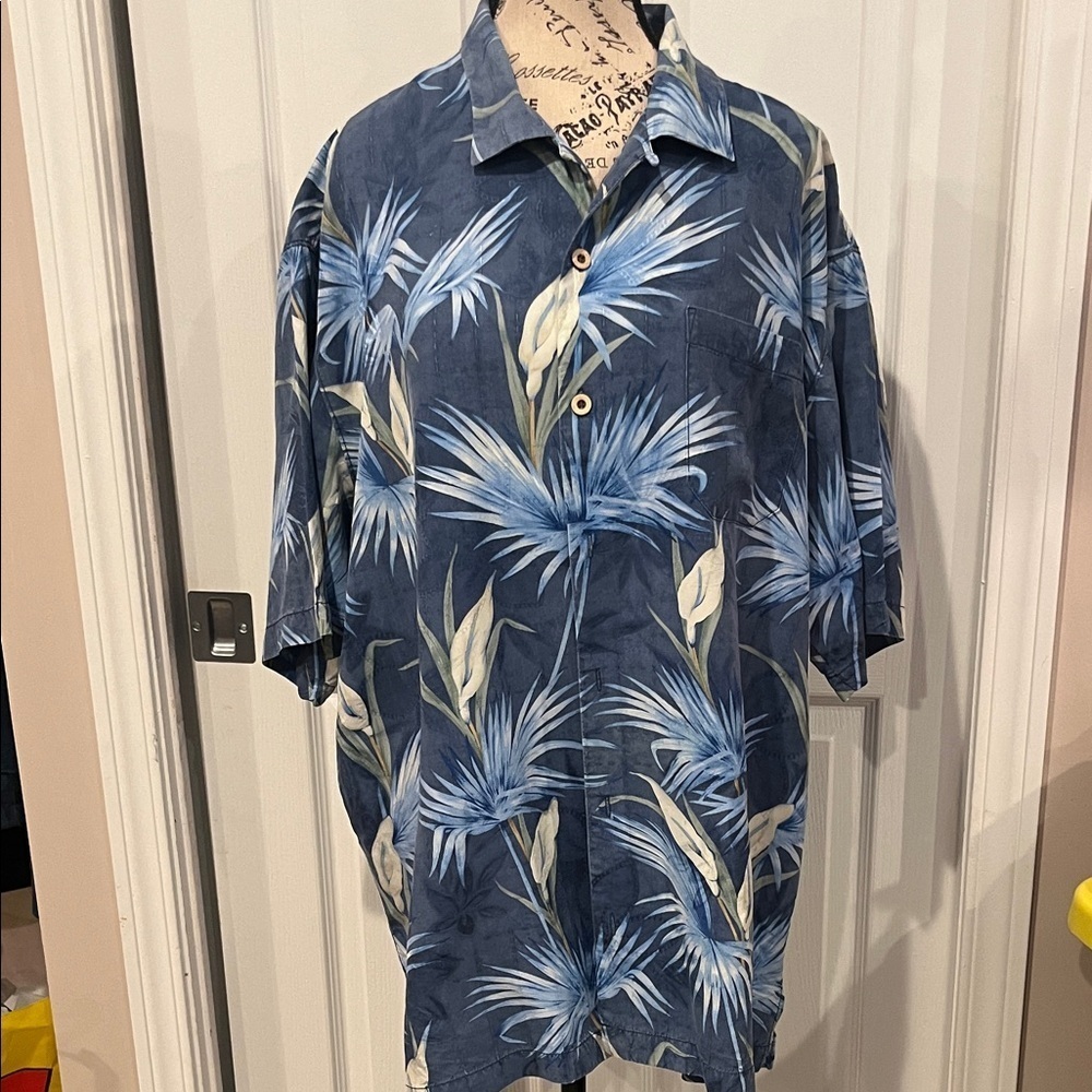 Tommy Bahama silk Hawaiian floral button up XL shirt.